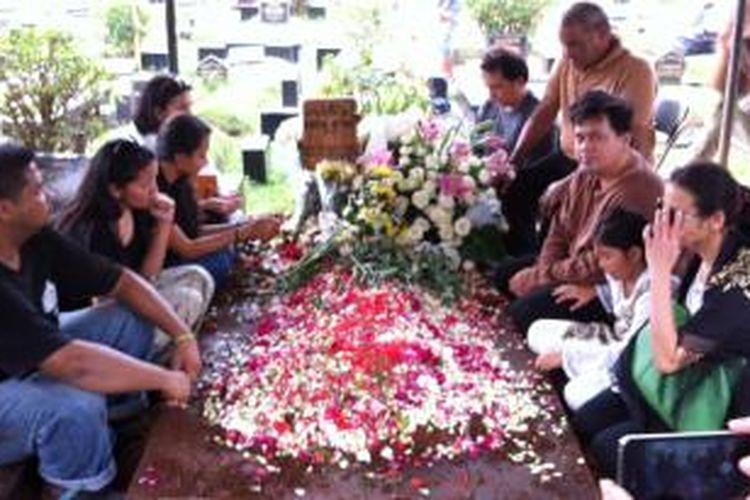 Sri Aksana Sjuman Djaja atau Aksan (kanan, kedua dari depan) duduk berhadapan mantan istrinya, Titi Rajo Bintang (kiri, kedua dari depan), di sisi-sisi makam ibu Aksan, Farida Oetoyo, di Tempat Pemakaman Umum (TPU) Tanah Kusir, Kebayoran Lama, Jakarta Selatan, Minggu (18/4/2014) siang.