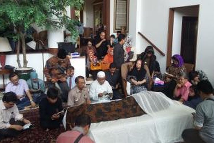 Suasana rumah duka di kediaman Adnan Buyung Nasution, Lebak Bulus, Jakarta Selatan, Rabu (23/9/2015).