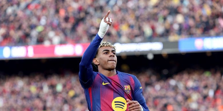 Penyerang Barcelona Lamine Yamal merayakan gol pada laga Liga Spanyol antara FC Barcelona dan Deportivo Alaves di Stadion Camp Nou di Barcelona pada 29 November 2025.