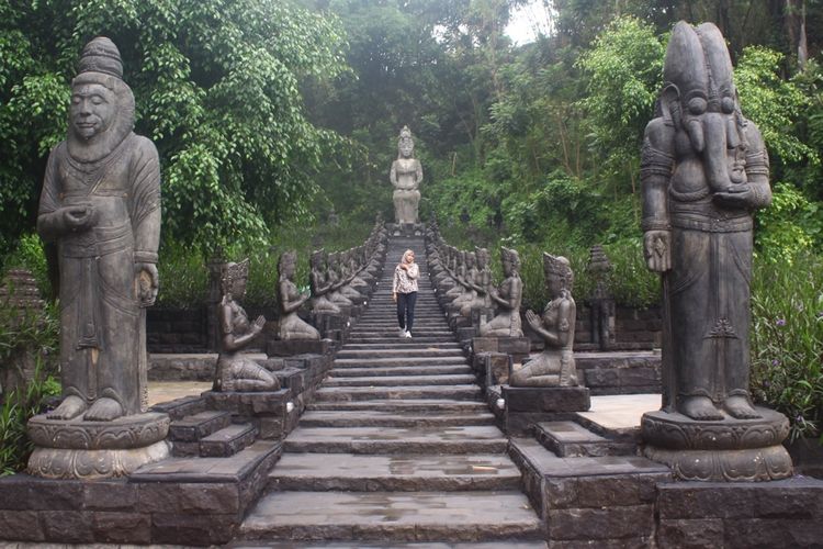 Sejumlah patung berbentuk arca di Lembah Tumpang, destinasi wisata di Kecamatan Tumpang, Kabupaten Malang, Jumat (6/12/2019).