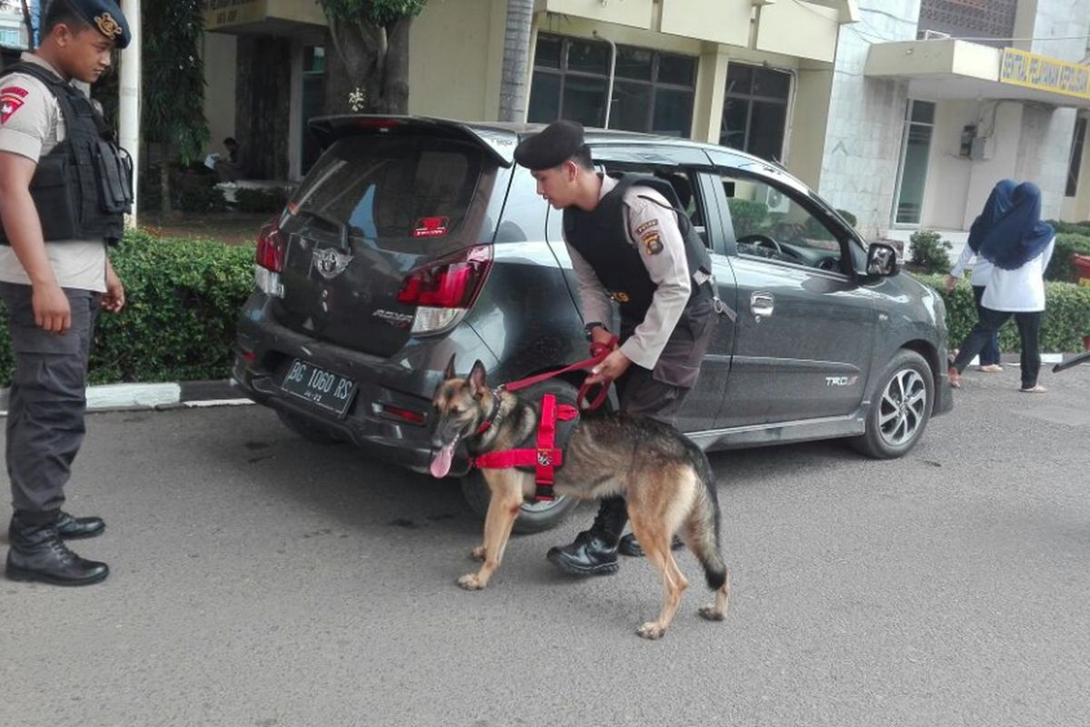 Anjing pelacak ikut melakukan pemeriksaan di Polda Sumsel pasca teror bom di Surabaya yang terjadi secara beruntun, Senin 914/5/2018)