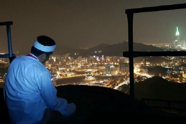 Bupati Purwakarta di depan Gua Hira, Rabu (17/5/2017). Gua Hira adalah tempat ber-tahannuts atau kontemplasi Nabi Muhammad SAW dan menerima wahyu pertama.