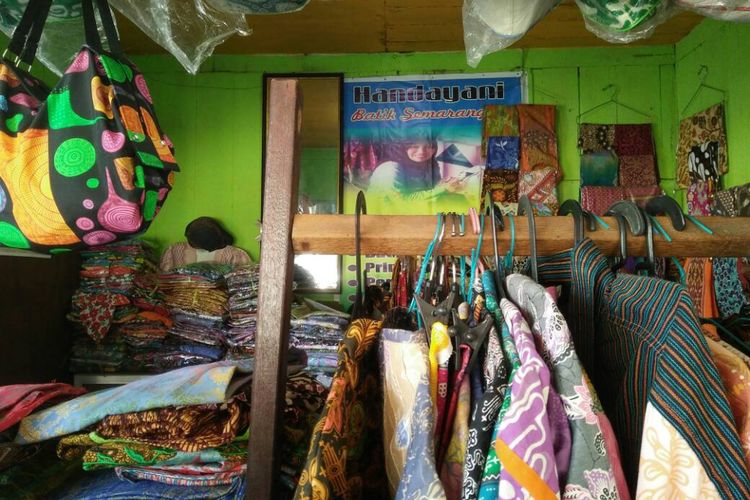 Batik Handayani, salah satu gerai yang berada di Kampung Batik Semarang yang menjual berbagai produk Batik Semarang dan pengunjung pun bisa belajar membatik di sini, Kamis (04/05/2017).