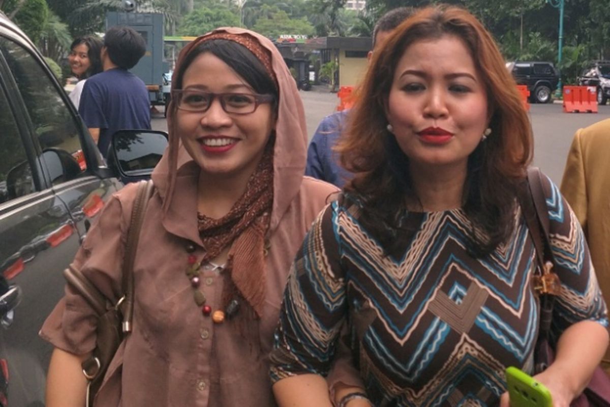 Susi Ferawati (paling kiri) seorang wanita yang diduga mengalami persekusi di acara Car Free Day (CFD) atau hari bebas kendaraan bermotor pada Minggu (29/4/2018) menjalani pemeriksaan perdananya, Jumat (4/5/2018).