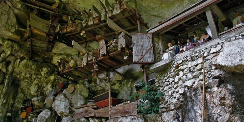 Berbagai erong (peti mati) digantung di gua alam di Londa, Toraja. Di samping erong terdapat etalase untuk meletakkan tau-tau (patung kayu) yang dibuat semirip dengan orang yang meninggal dan jenazahnya ada di dalam erong.