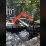 Video Viral Pengerukan Kanal Air Banyak Isinya Sepeda, Kok Bisa?