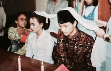 Potret pasangan penyanyi Armand Maulana dan Dewi Gita menikah di KUA pada 11 Januari 1994.