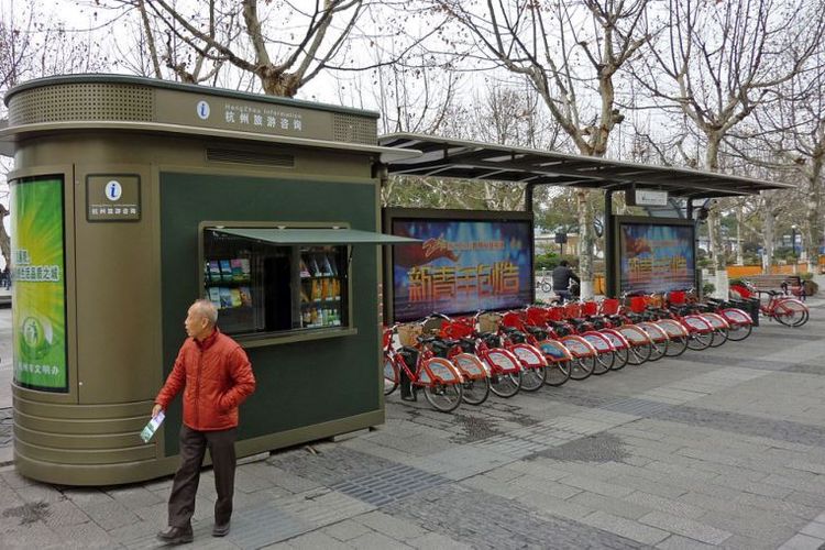 Sebuah terminal layanan berbagi sepeda atau bike-sharing di kota Hangzhou, China.