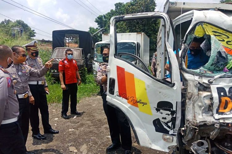 Kondisi truk yang terlibat kecelakaan maut di Jalan Raya Puncak Bogor, Kampung Sampay, Desa Tugu Utara, Kecamatan Cisarua, Kabupaten Bogor, Jawa Barat, Sabtu (17/10/2020).