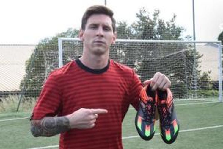 Bintang Barcelona, Lionel Messi, memamerkan sepatu barunya, Messi15.