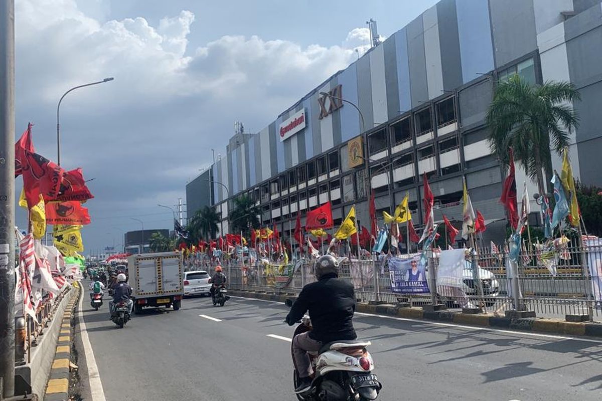 Ratusan bendera partai terpancang di pagar pembatas jalan flyover Senen dan Matraman, Jakarta Pusat, Jumat (12/1/2024). 