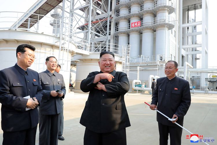 Kim Jong Un terlihat menghadiri peresmian pabrik pupuk Suchon di Provinsi Pyongan Selatan, Korea Utara. Foto ini diambil pada 1 Mei 2020 dan dipublikasikan oleh kantor berita pemerintah Korea Utara KCNA (Korean Central News Agency) pada 2 Mei 2020. Kim Jong Un sebelumnya sempat menghilang selama 20 hari, yang memantik spekulasi tentang keberadaannya.