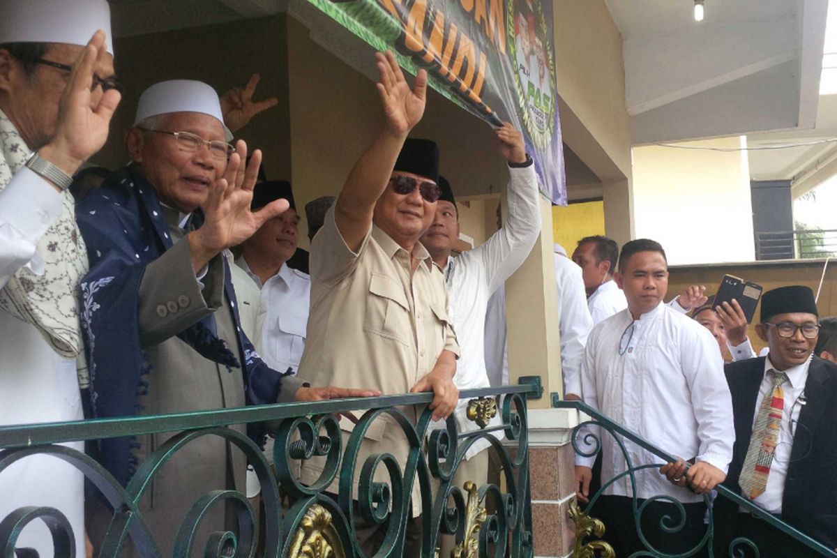 Calon Presiden nomor urut 02, Prabowo Subianto (kiri ketiga) melambaikan tangan  di Pesantren Al Quran KH Abdullah Syafiie Syafiiyah, Pulo Air, Jalan Sukabumi-Cianjur, Kecamatan Sukalarang, Sukabumi, Jawa Barat, Minggu (7/10/2018).