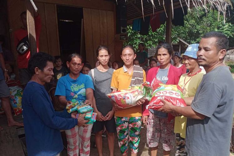 Korban gempa Mentawai mendapatkan bantuan makanan, Selasa (30/8/2022)