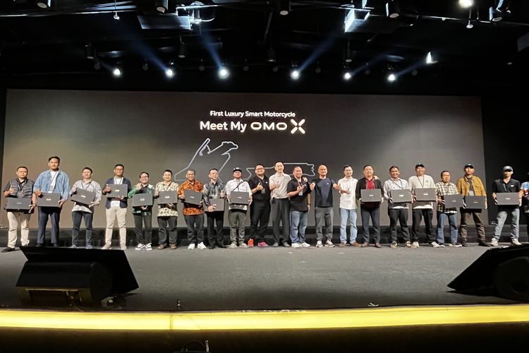 Omoway Serahkan Omo-X ke-100 Konsumen Pertama