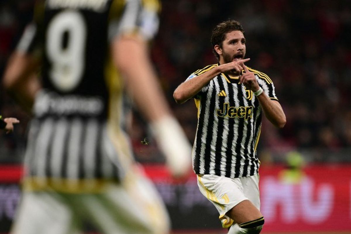 Manuel Locatelli melakukan selebrasi usai membuat gol dalam laga pekan kesembilan Liga Italia 2023-2024 antara Milan vs Juventus di Stadion San Siro, 22 Oktober 2023. (Photo by Marco BERTORELLO / AFP)