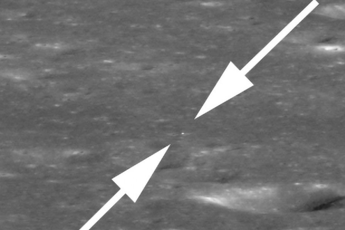 Titik putih kecil yang ditunjukkan dua anak panah putih adalah wahana Change 4 setelah diperbesar. Foto ini diambil oleh pesawat luar angkasa LRO yang berjarak 330 kilometer di atas permukaan bulan.