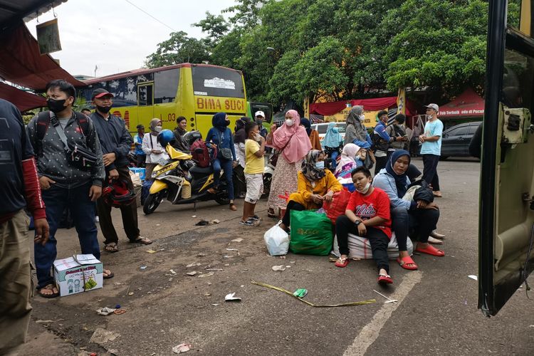 Sejumlah pemudik yang terlantar di Terminal Induk Kota Bekasi pada Jumat (29/4/2022). Tidak sedikit dari mereka yang terpaksa duduk lesu di jalanan akibat ketidakpastian jadwal bus yang akan menjemput mereka.