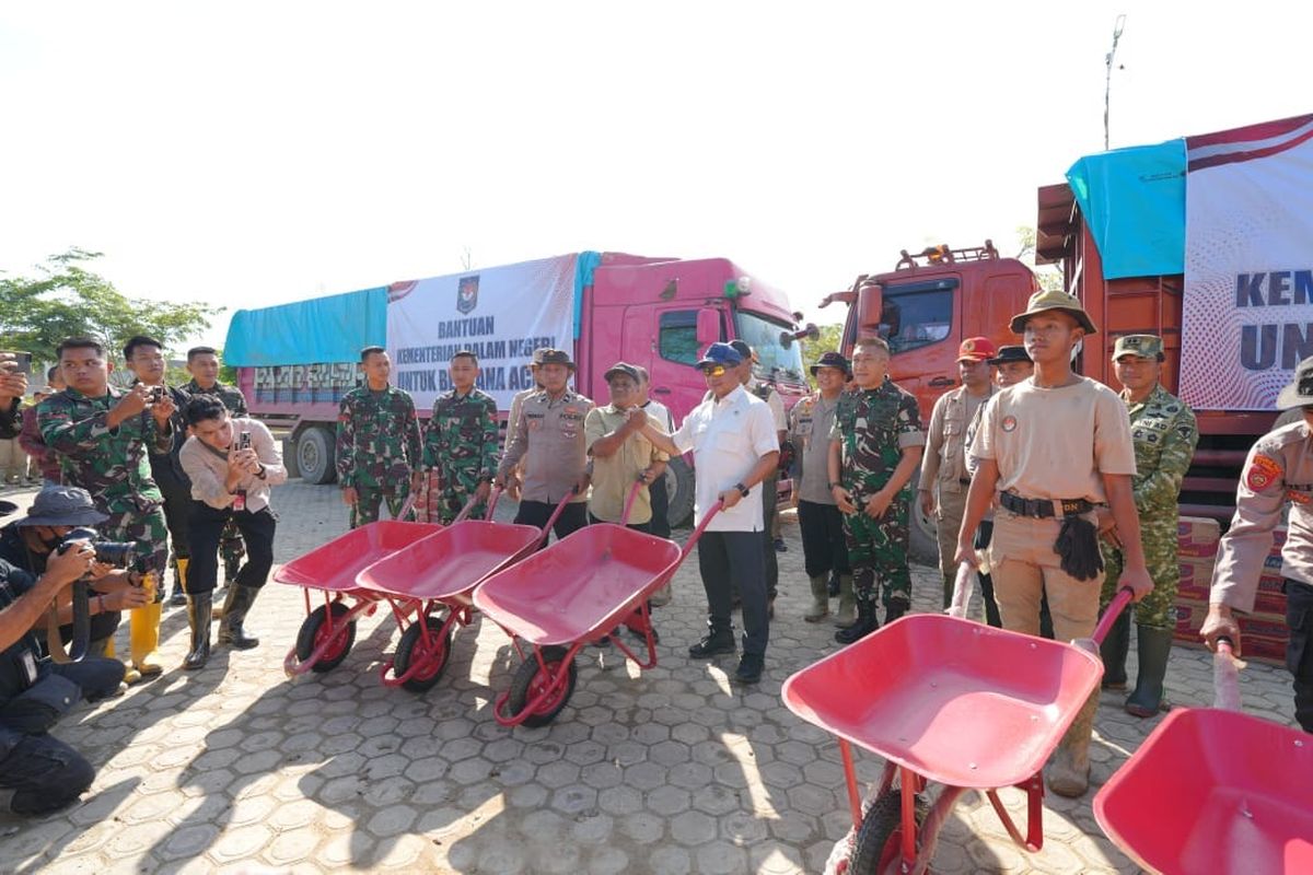 Mendagri serahkan bantuan gerobak dorong dan bahan makanan.