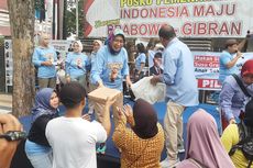 TKD Prabowo-GIbran Bagi-bagi Nasi Kotak dan Susu Saat CFD di Lumajang