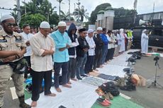 Relawan Anies Shalat Jumat di Depan Gedung DPR/MPR Sebelum Orasi