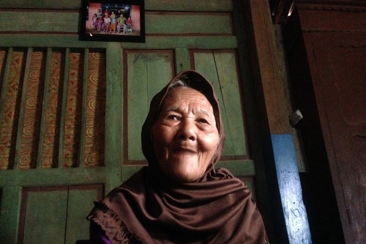 Mbak Ponco Sutiyem (95) saat ditemui di kediamannya di Dusun Batusari, Desa Kampung, Kecamatan Ngawen, Gunungkidul, Yogyakarta. Mbah Ponco Sutiyem menjadi salah satu nomine kategori Best Actress dalam ajang ASEAN International Film Festival and Awards (AIFFA) 2017, melalui aktingnya dalam film Ziarah yang disutradarai BW Purba Negara.