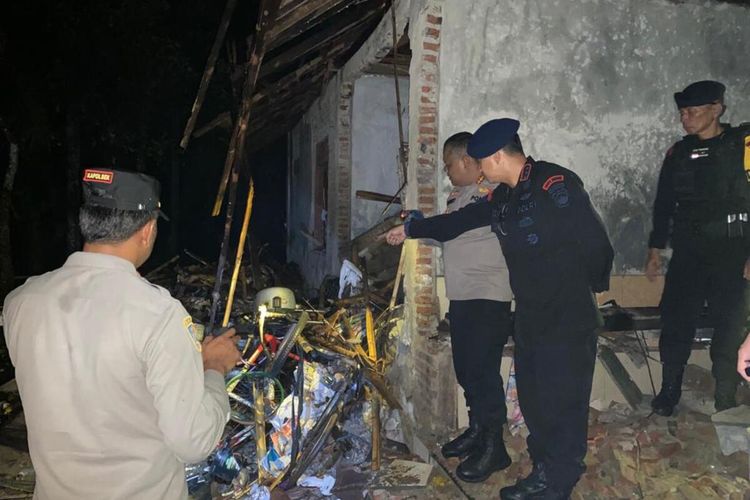 Seorang warga Kabupaten Cilacap, Jawa Tengah ditemukan meninggal karena ledakan dari bahan baku petasan