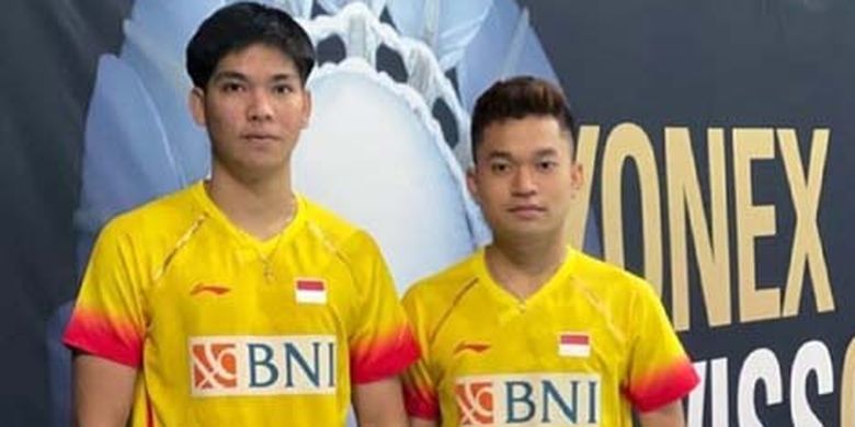 Pasangan muda ganda putra Indonesia, Leo Rolly Carnando (kanan)/Daniel Marthin (kiri), seusai tampil pada ajang Swiss Open 2021.