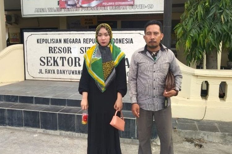 Nur Faidah (kiri) dan saudaranya Sadik ketika melaporkan kehilangan uang Rp 25 juta akibat rumahnya digeledah Satpol PP dan Bea Cukai ketika melapor ke Polsek Arjasa pada Selasa (12/12/2023) lalu.