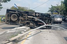 Mobil Pengangkut Uang ATM Terguling Usai Tabrak Tiang PJU di Lamongan