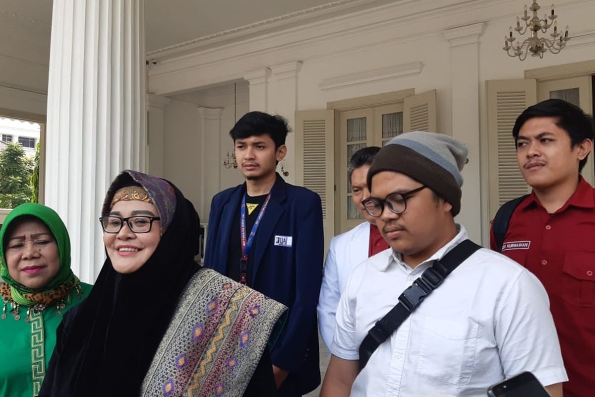Faisal Amir (kemeja putih) mahasiswa korban kekerasan di DPR menemui Gubernur DKI Jakarta Anies Baswedan di Balai Kota, Jakarta Pusat, Jumat (25/10/2019).