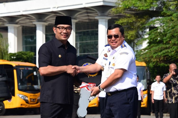 Gubernur Jawa Barat Ridwan Kamil saat serah terima hibah bus dari pihak Kementrian Perhubungan di Gedung Sate, Jalan Diponegoro, Rabu (19/12/2018).