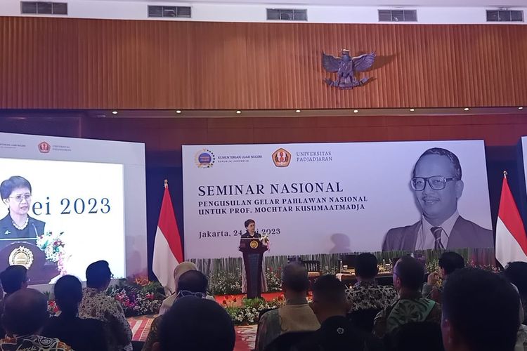 Menteri Luar Negeri (Menlu) Retno L. P. Marsudi menyampaikan pertanyaannya dalam Seminar Nasional Pengusulan Gelar Pahlawan Nasional untuk Prof. Mochtar Kusumaatmadja di Kementerian Luar Negeri, Jakarta Pusat, Rabu (24/5/2023).