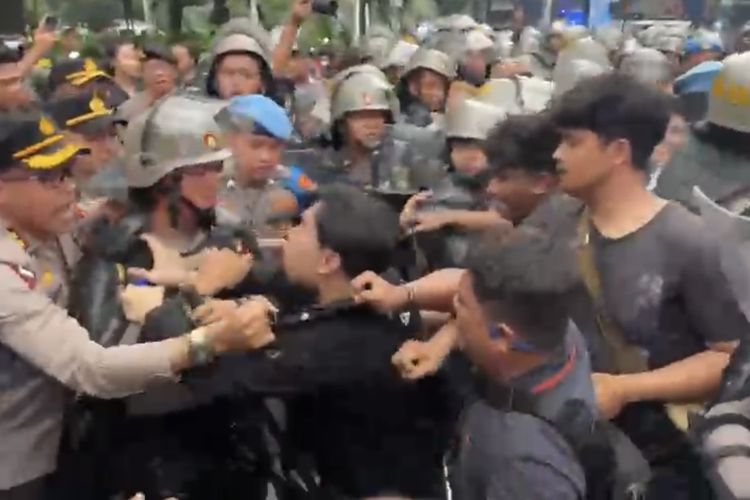 Demo Ricuh di Balai Kota, Massa Disebut Adang Pejabat dan Paksa Turun dari Mobil