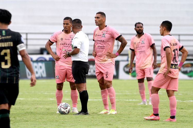 Pemain Madura United Renan Silva dan Jaimerson Xavier bersiap melakukan tendangan kegawang PSS Sleman pada pertandingan pekan 20 Liga 1 2021-2022 yang berakhir dengan skor 1-1 di Stadion Kapten I Wayan Dipta Gianyar, Selasa (18/1/2022) sore.