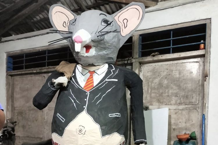 Patung tikus berdasi milik warga Desa Telaga Biru yang batal tampil di karnaval 