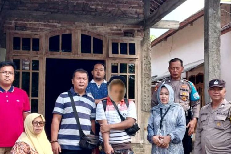 WNA Malaysia bernama inisial NH (25) dijemput dari rumah orangtuanya di Desa Sukodono, Kecamatan Karangrejo, Kabupaten Tulungagung, Sabtu (22/6/2024)