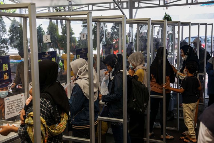 Calon penumpang melakukan tes Antigen atau GeNose di Stasiun Pasar Senen, Jakarta Pusat, Senin (3/5/2021). Per 1 Mei 2021, tercatat sudah ada lebih dari 6.000 calon penumpang yang akan diberangkatkan dengan keberangkatan didominasi oleh penumpang ke arah Jawa Tengah dan Jawa Timur khususnya Malang dan Surabaya.