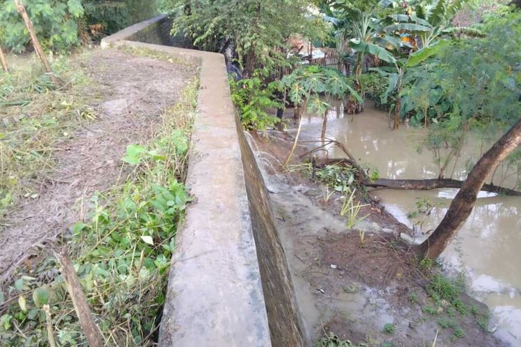 Leningan atau beton pembatas tanggul Sungai Citarum di Desa Telukbango, Kecamatan Batujaya, Kabupaten Karawang bocor.