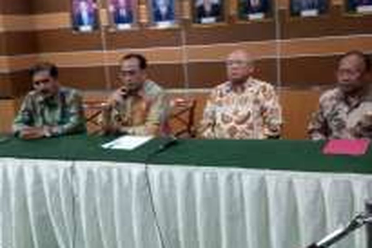 Konferensi Pers bersama Menteri Perhubungan Budi Karya Sumadi, seusai bertatap muka dengan perwakilan dosen dan taruna senior di Kantor Kementerian Perhubungan, Jakarta  Jumat (13/1/2017). 