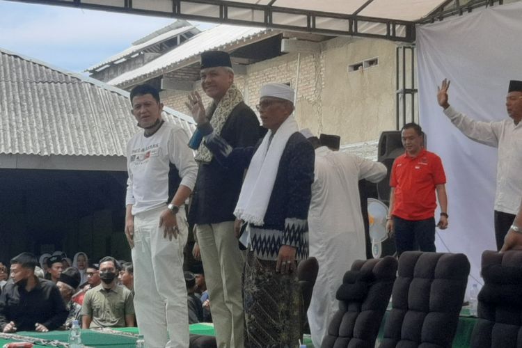 Calon presiden nomor urut 3 Ganjar Pranowo menyambangi Pondok Pesantren Roudlotussolihin, Lampung Selatan, Senin (22/1/2024).