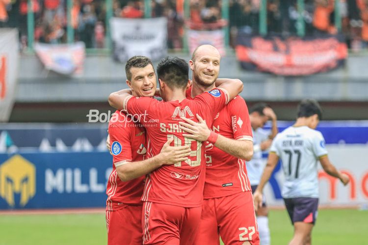 Para pemain Persija merayakan gol ke gawang Rans Nusantara pada laga lanjutan Liga 1 2022-2023 di Stadion Patriot, Bekasi, pada Jumat (3/2/2023).