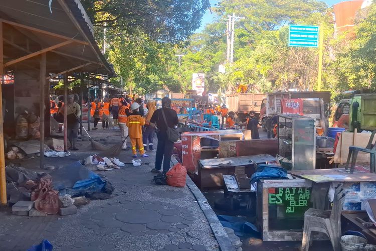 Kembalikan Fungsi Trotoar Fort Rotterdam, 19 Lapak Es Kelapa di Makassar Dibongkar Mandiri