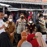 Jokowi Didampingi Mensos Risma Hibahkan Bansos untuk Masyarakat Serang