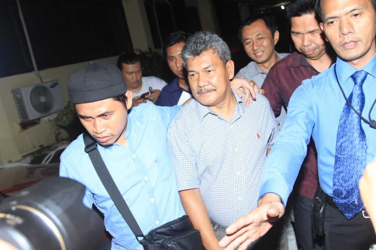 Wakil Bupati Kabupaten OKU Johan Anwar dibawa menuju ke sel tahanan Polda Sumatera Selatan, usai diperiksa selama 12 jam oleh penyidik, terkait kasus dugaan mark up lahan kuburan, Selasa (15/1/2020).