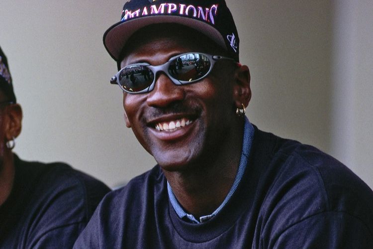 Michael Jordan memakai kacamata Oakley X Metal Romeo. Jordan yang saat ini menjadi pemilik klub NBA, Charlotte Hornets, dinobatkan sebagai olahragawan terkaya 2022.