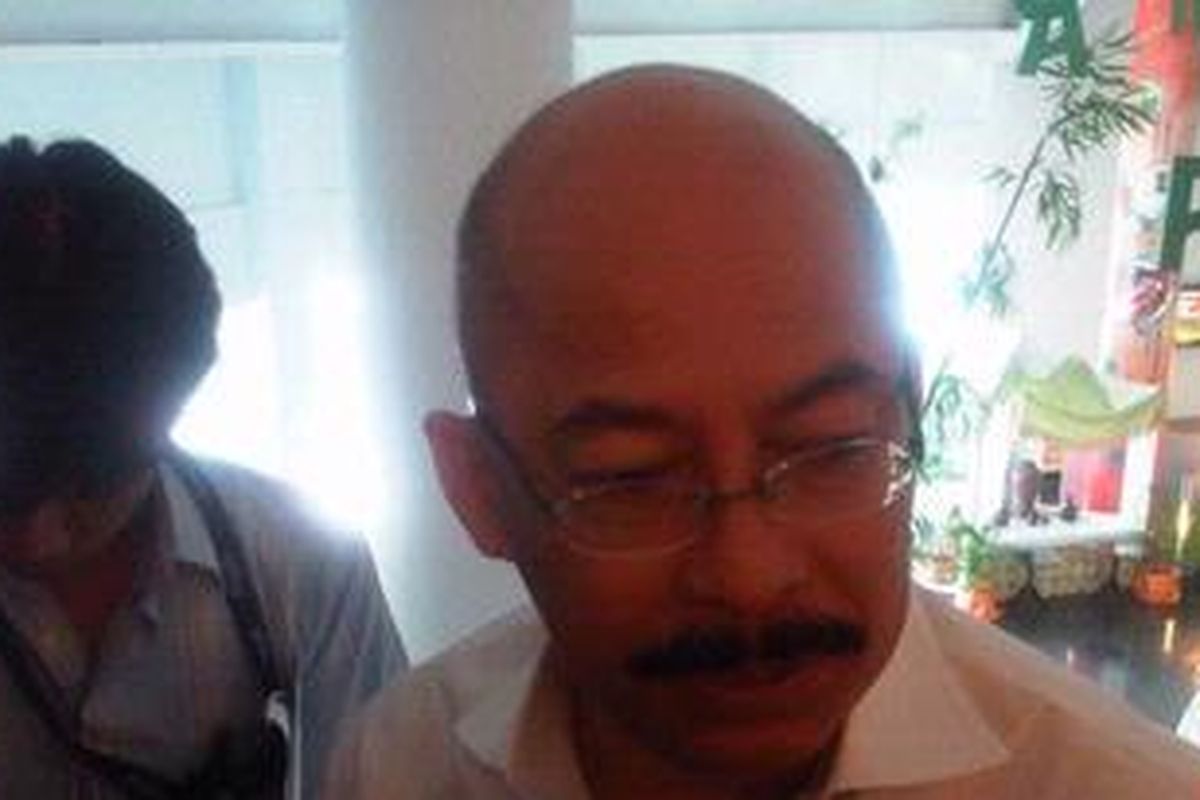 Anggota Satgas Pemberantasan Mafia Hukum, Mas Achmad Santosa seusai menghadiri seminar bertajuk 'Launching Hasil Kerja Lapangan Uji Akses Permintaan Informasi' di Hotel Harris, Jakarta, Senin (1/8/2011).