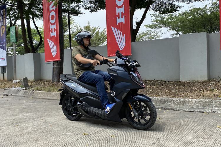 Pengunjung GIIAS 2023 mencoba test ride motor listrik Gratis