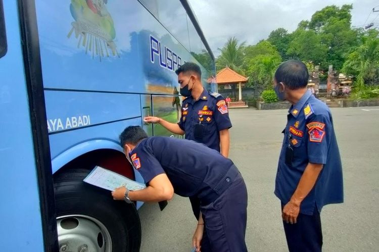 Petugas Dinas Perhubungan Kabupaten Buleleng, memeriksa kelaikan bus angkutan Lebaran 2022.