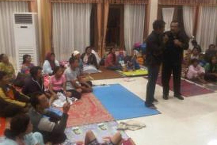 Gubernur Soekarwo mengunjungi pengungsi Erupsi Kelud di Kecamatan Ngantang, Kabupaten Malang. 